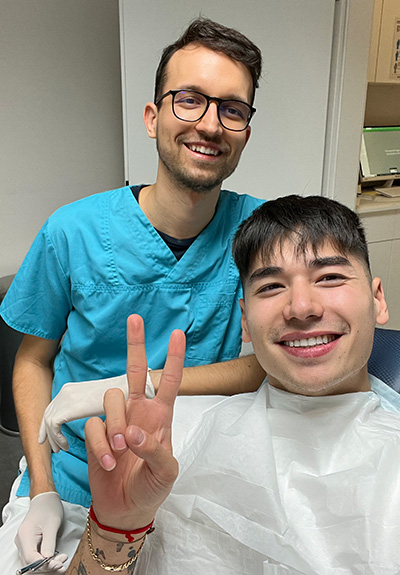 Liu Shaoang a Kálvin Dental fogászati rendelőben